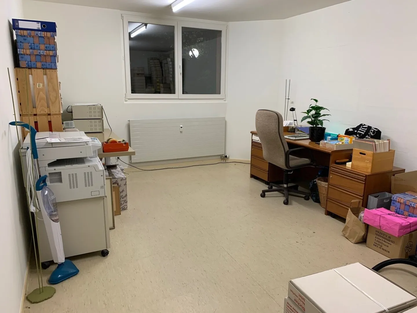 Craft room for rent in a quiet location - Photo 2 of 3