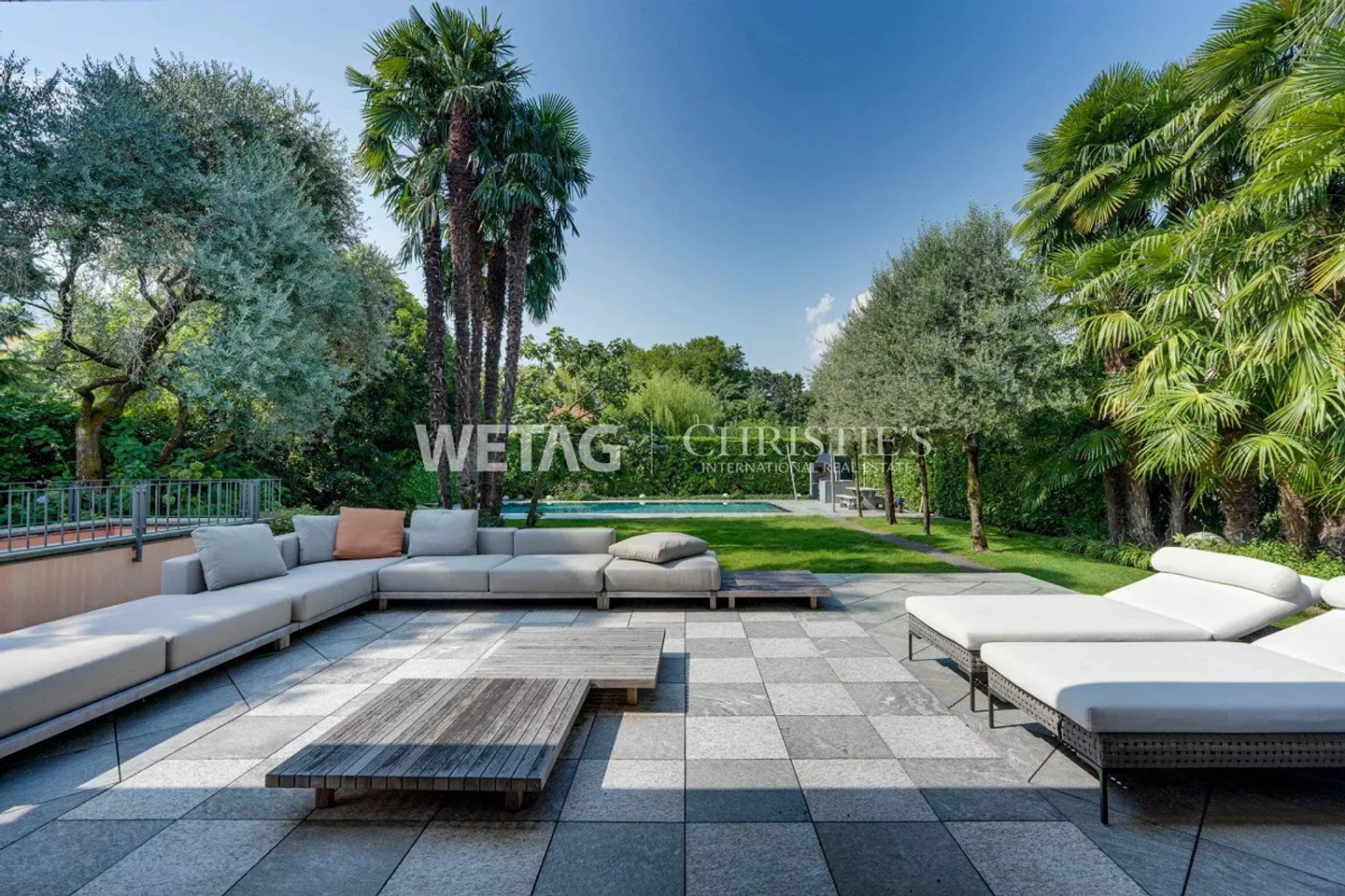 Exklusive & moderne Luxusvilla mit Aussenpool in privilegierter Lag... - Photo 1 of 13