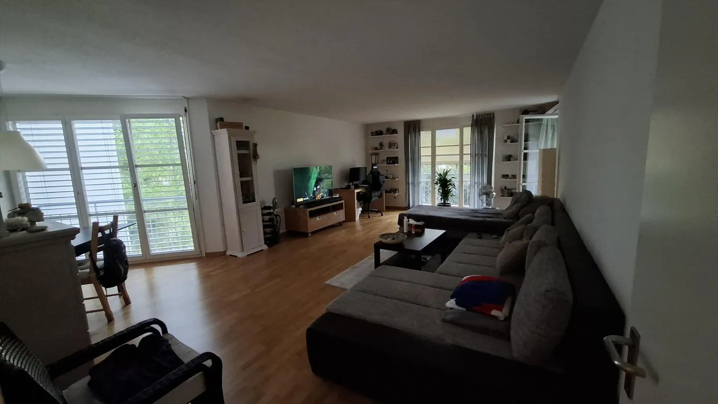 Charming Apartment in Central Location - Photo 3 of 8
