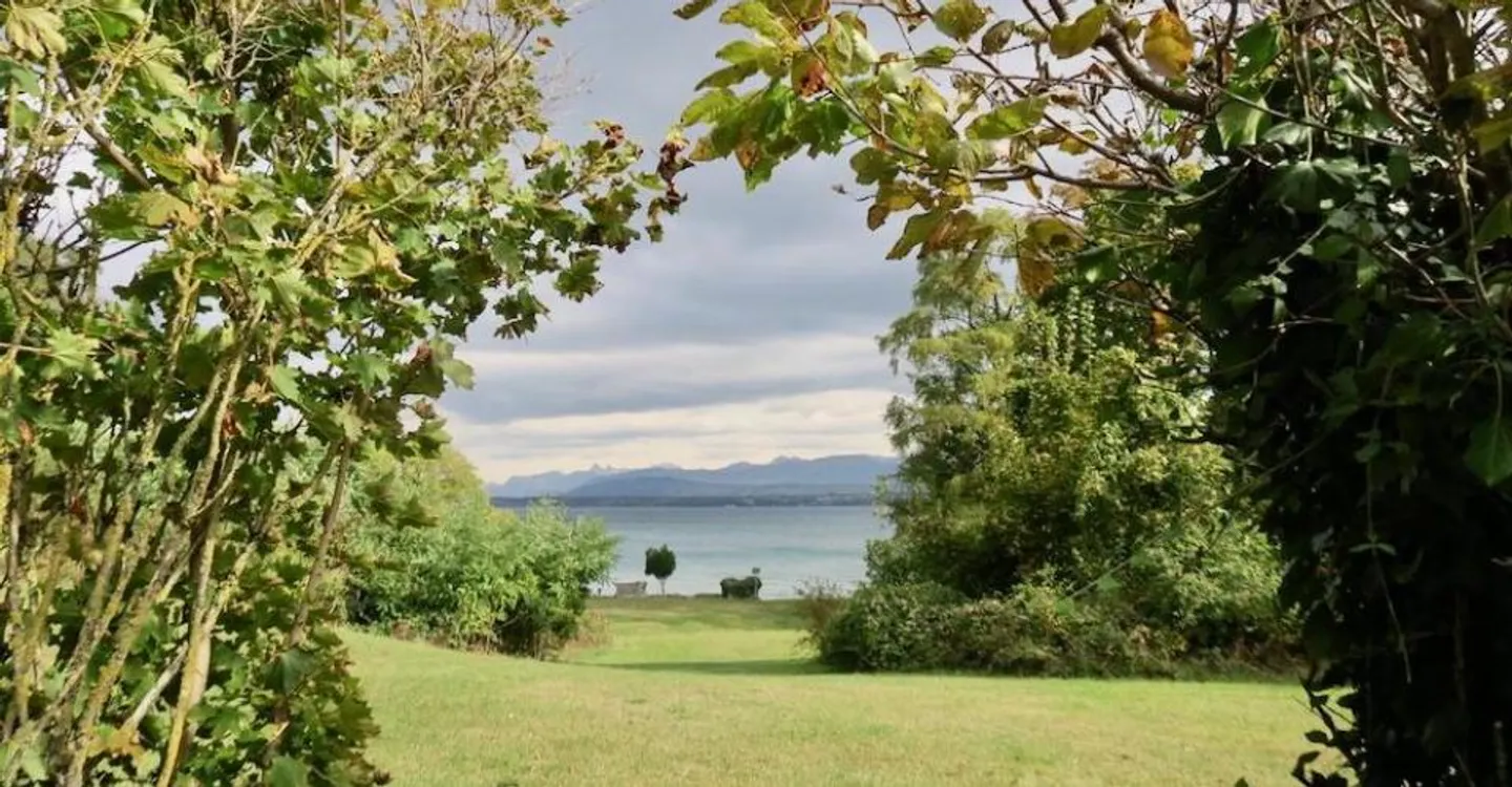Lakefront on a large private park, 3-bedroom duplex on terrace. - Photo 1 of 6