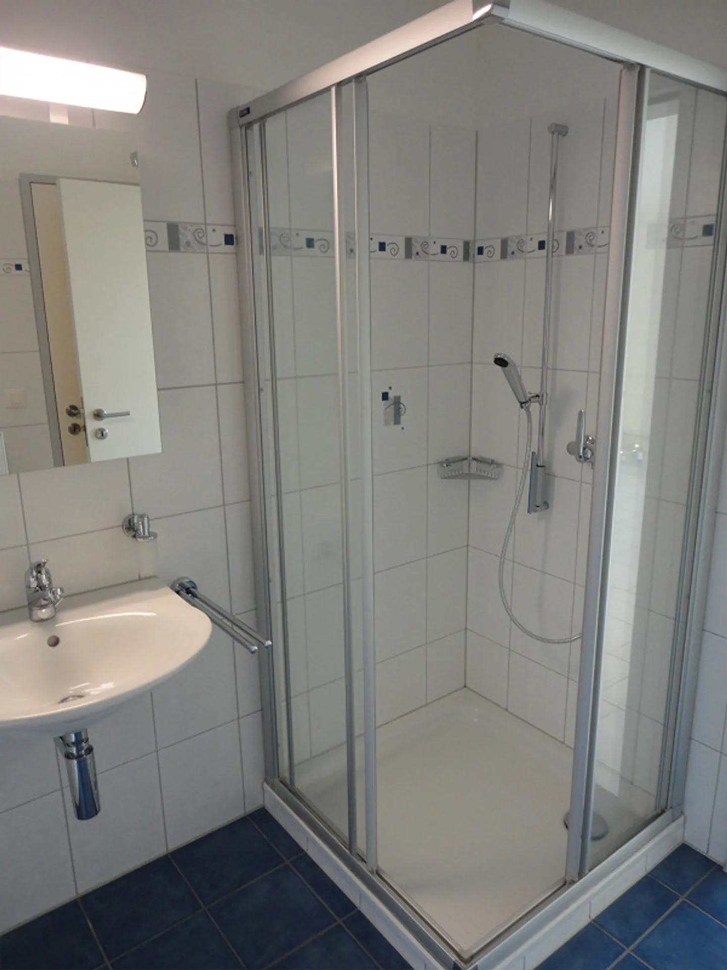 Sonnige 2 1/2 Zimmer-Wohnung im 1. OG mit grosszügiger Terrasse - Foto 12 von 25