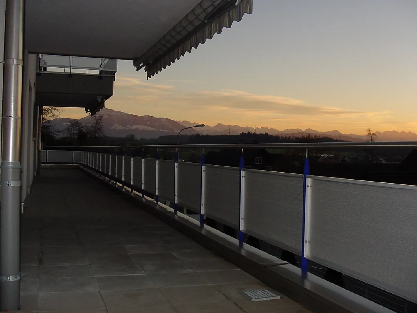 Sonnige 2 1/2 Zimmer-Wohnung im 1. OG mit grosszügiger Terrasse - Foto 24 von 25