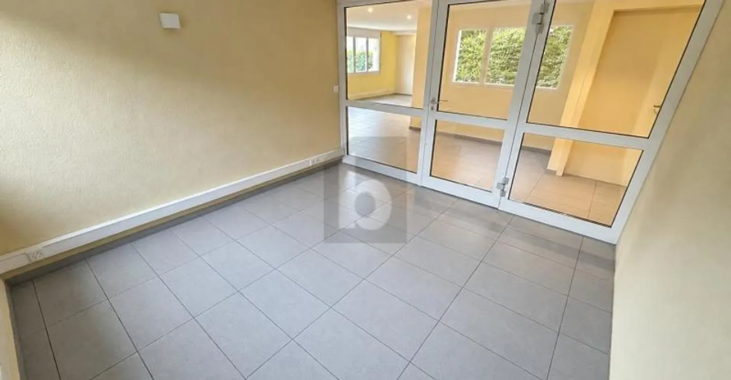 LOFT FEELING WITH PRIVATE ENTRANCE - Photo 3 of 5