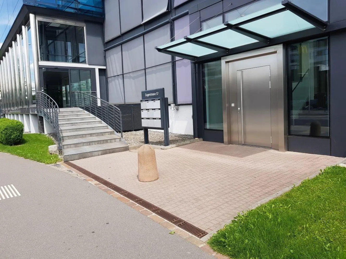 Places de stationnement à louer à Baar ! - Photo 1 sur 2