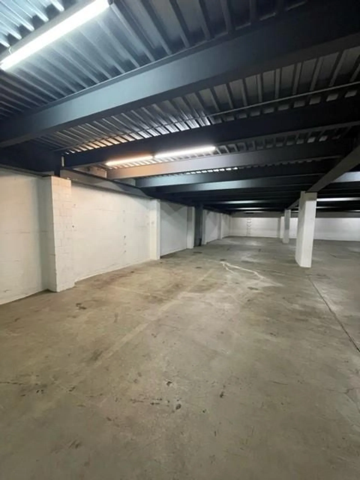 Spacious storage space for rent (270 m2) - Photo 2 of 3