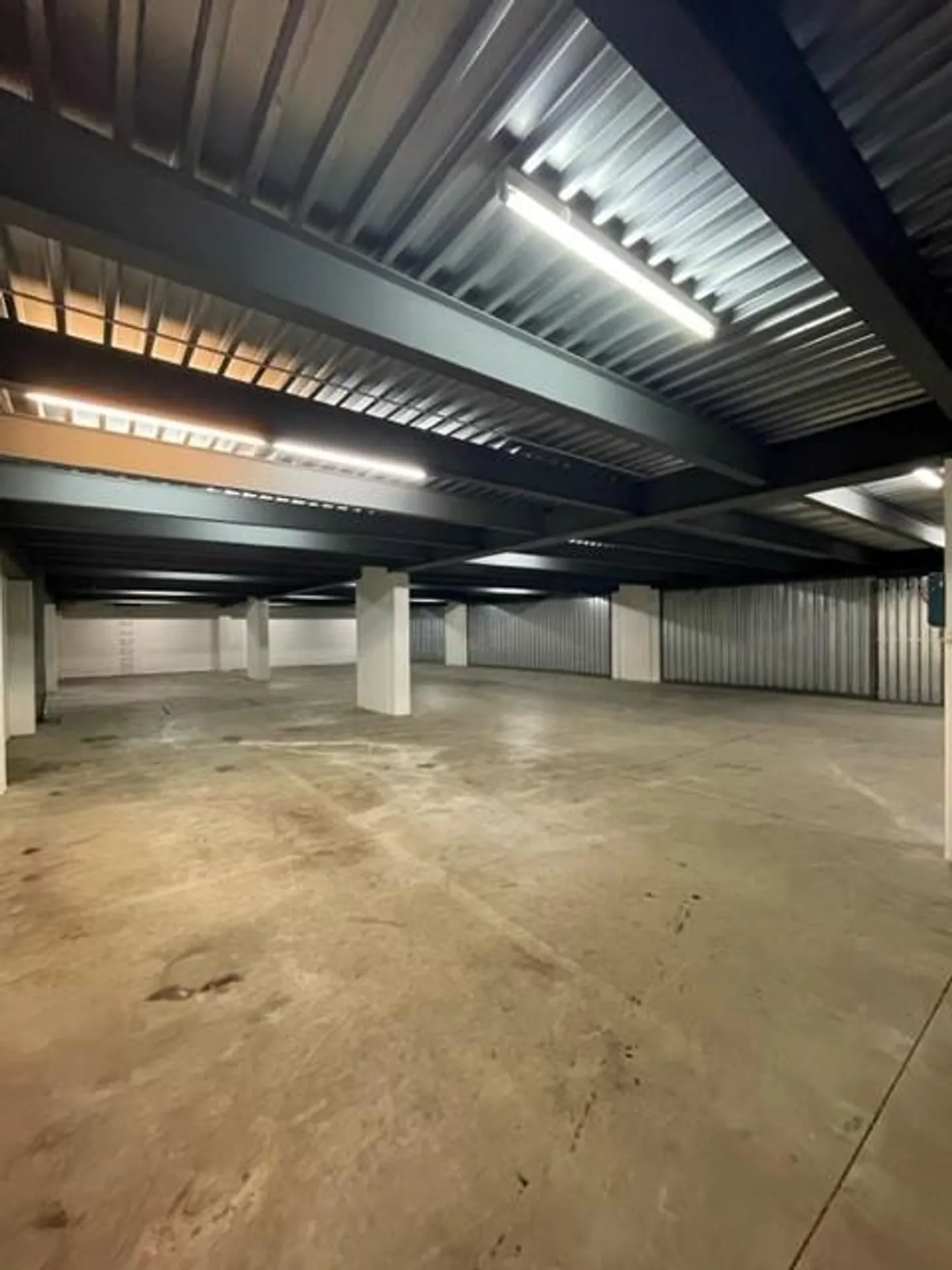 Spacious storage space for rent (270 m2) - Photo 3 of 3