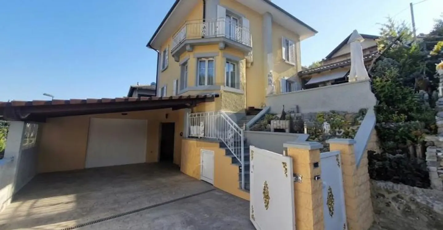 CHIC, RENOVATED AND WELL-DESIGNED WITH A VIEW - Photo 1 of 5