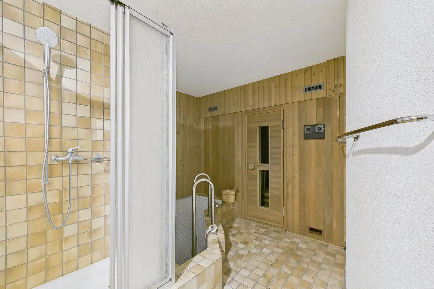 Herrschaftliche Villa über den Dächern von Lyss - Foto 23 von 28