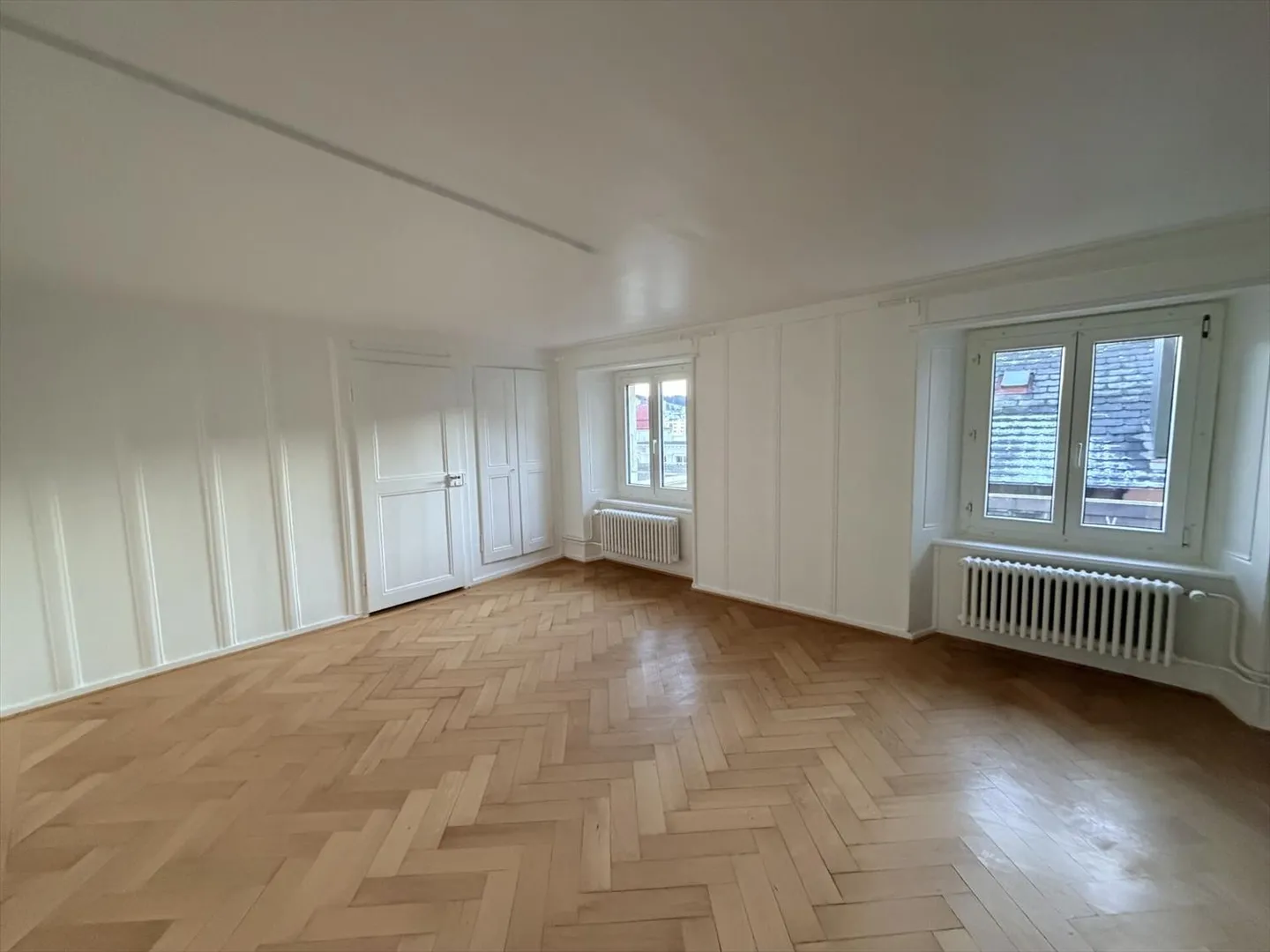 Rénové! Appartement de 3,5 pièces sous le toit - Photo 2 sur 4