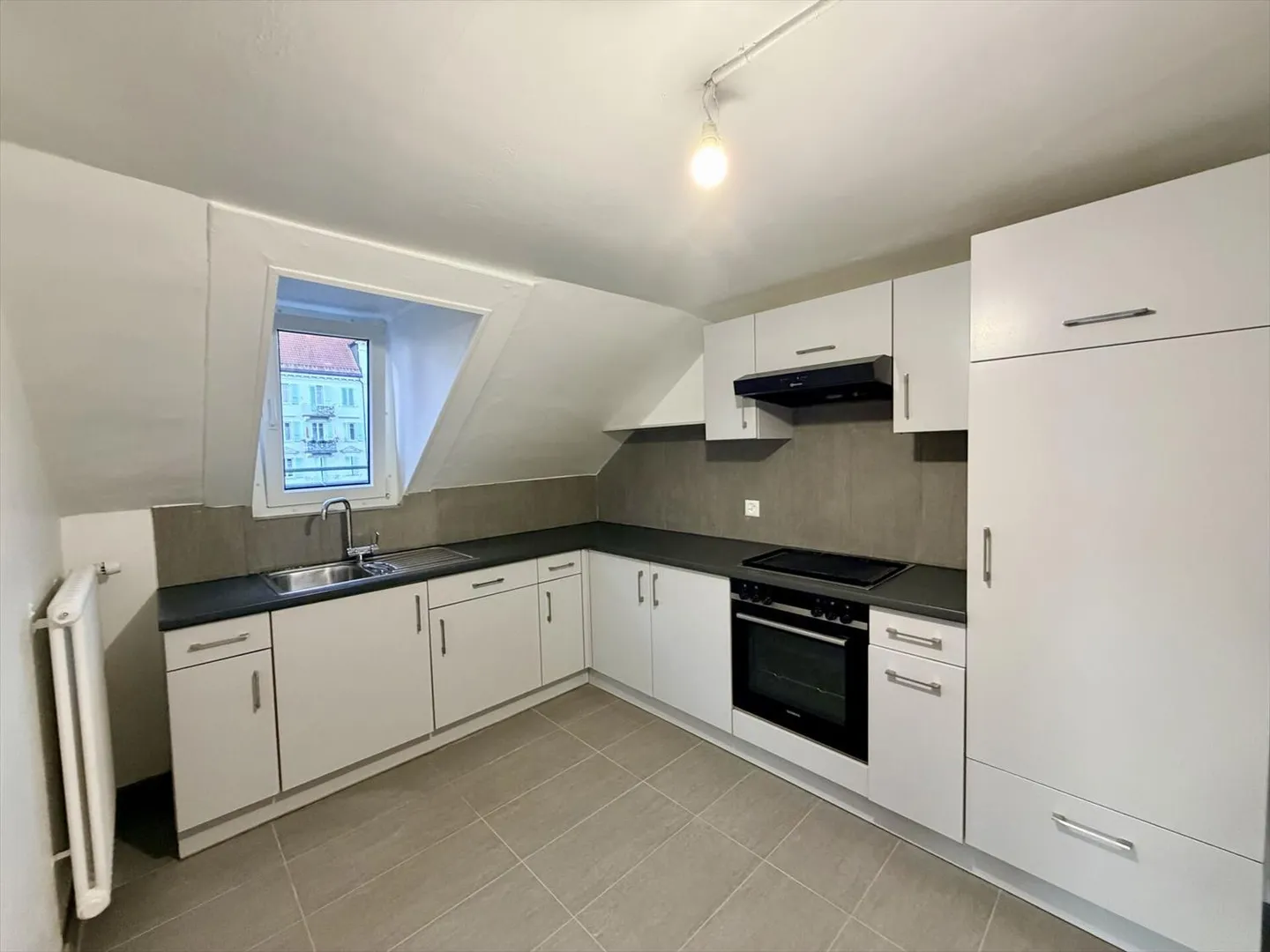 Rénové! Appartement de 3,5 pièces sous le toit - Photo 3 sur 4