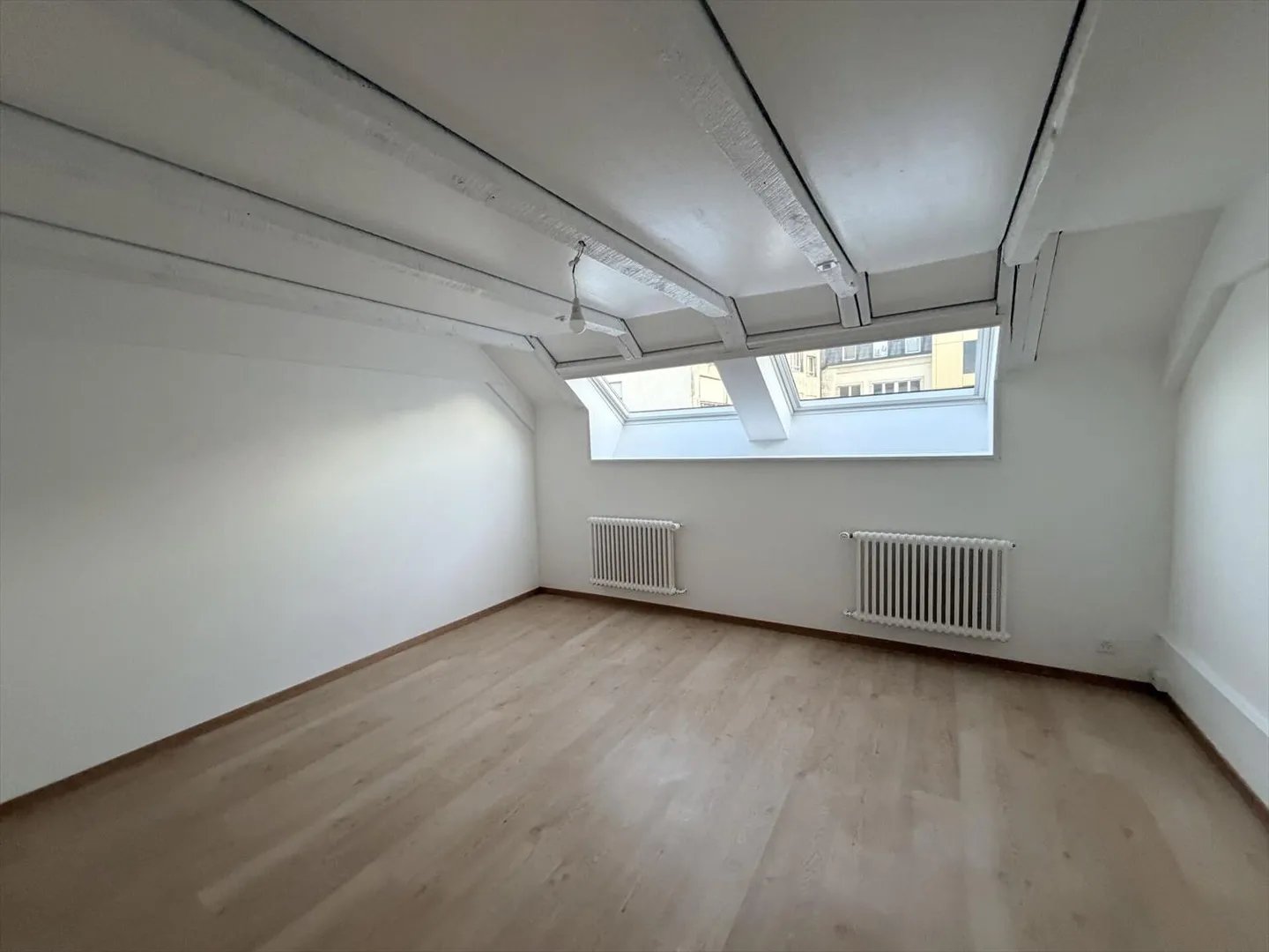 Rénové! Appartement de 3,5 pièces sous le toit - Photo 4 sur 4