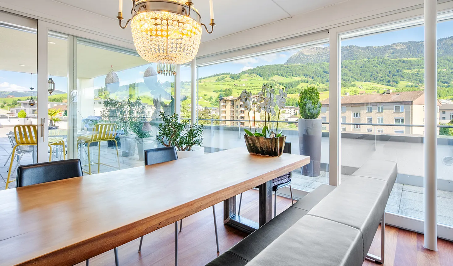 Penthouse au-dessus des toits de Küssnacht - emplacement urbain avec vue sur le Rigi - Photo 2 sur 11