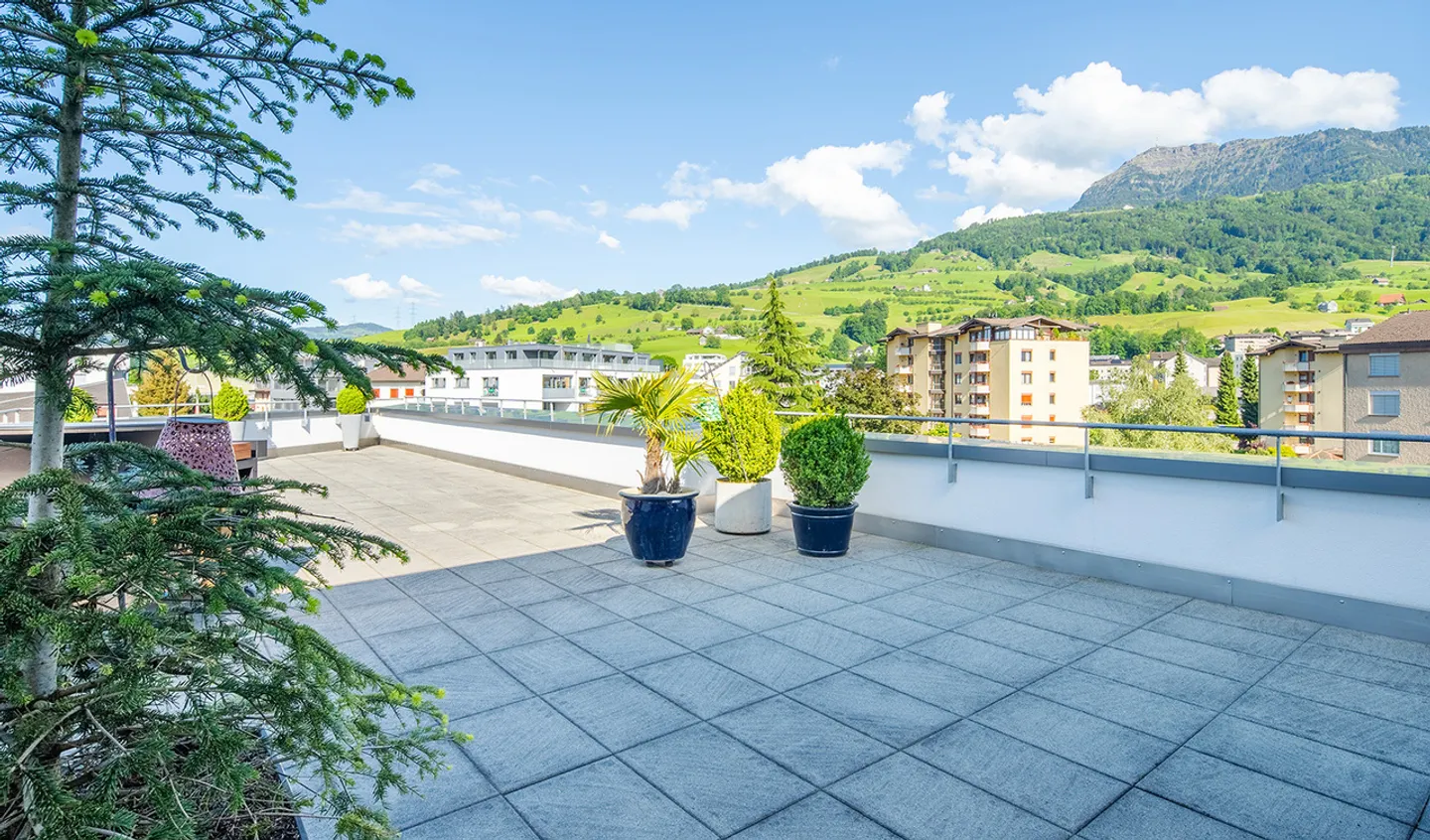 Penthouse au-dessus des toits de Küssnacht - emplacement urbain avec vue sur le Rigi - Photo 5 sur 11