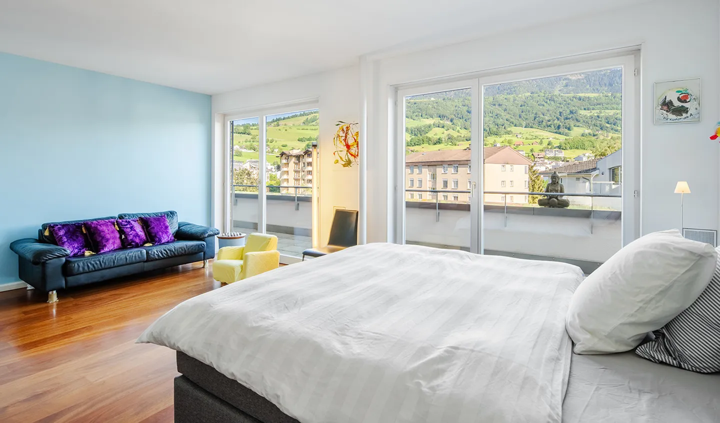 Penthouse au-dessus des toits de Küssnacht - emplacement urbain avec vue sur le Rigi - Photo 7 sur 11