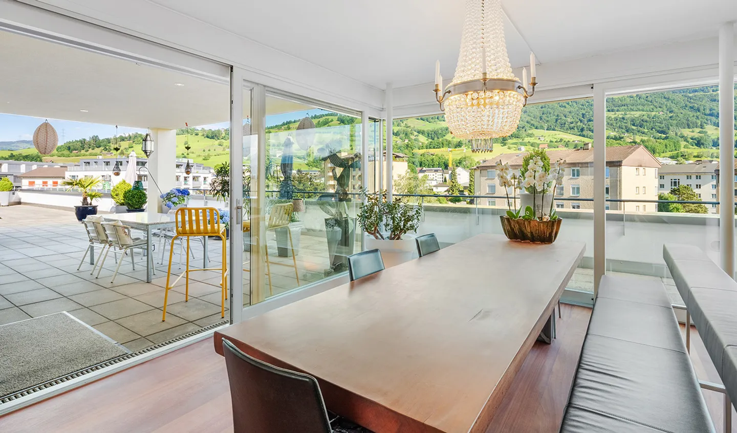 Penthouse au-dessus des toits de Küssnacht - emplacement urbain avec vue sur le Rigi - Photo 1 sur 11