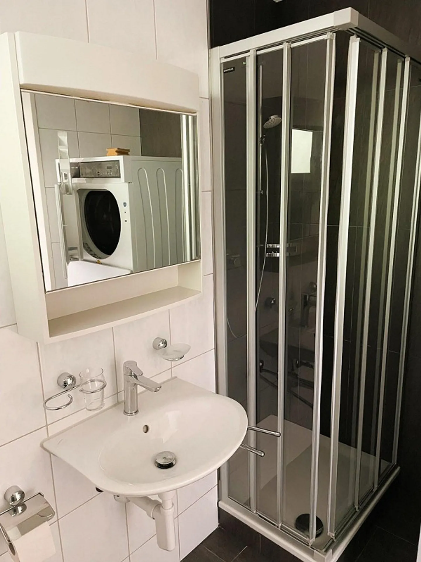 Appartement moderne 2 pièces avec jardin privé dans un emplacement central ! - Photo 7 sur 9