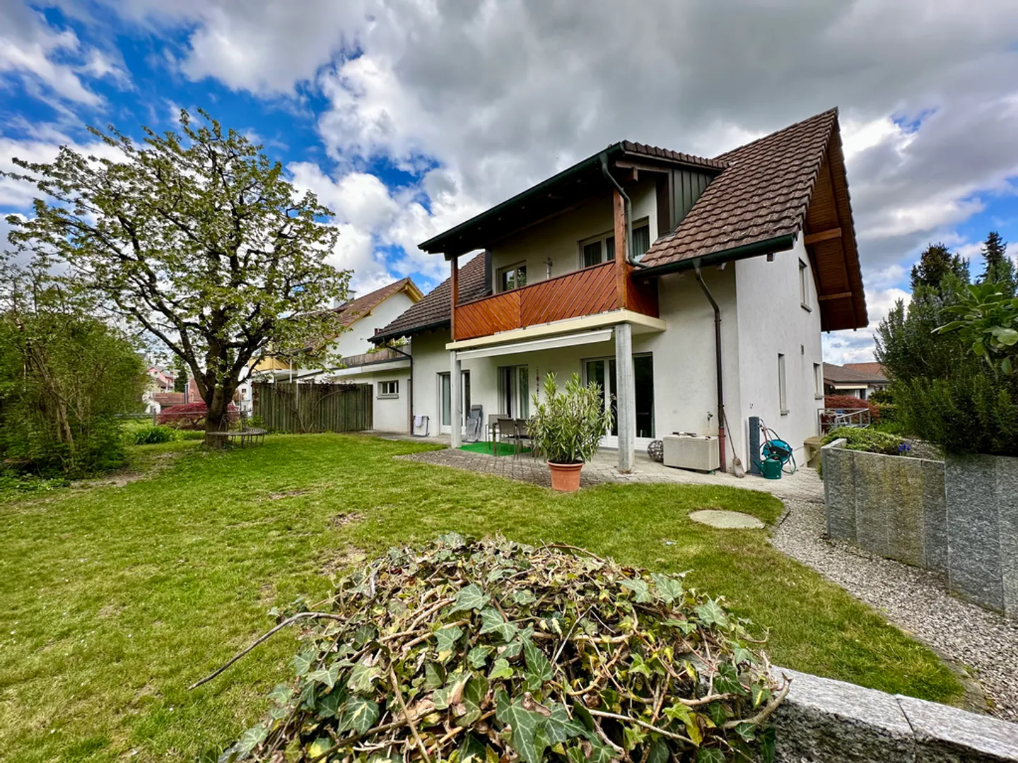 Casa unifamiliare ben tenuta con paradiso del giardino, ideale per le famiglie - Foto 1 di 12