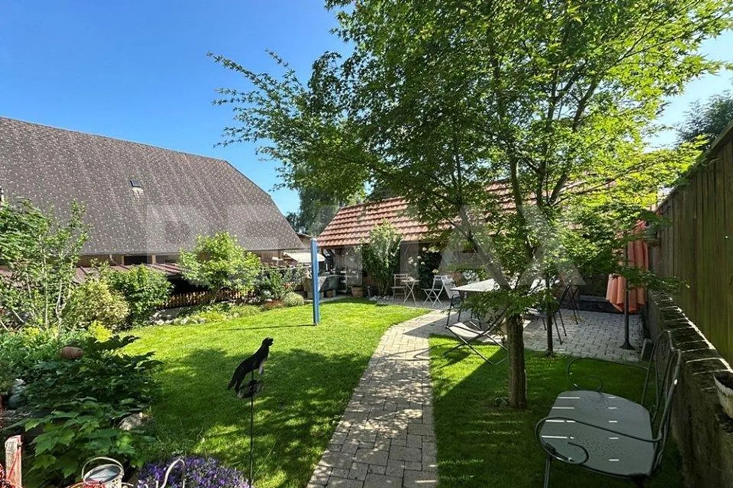 Unica casa bifamiliare con charme, comfort e bel giardino, parzialmente ristrutturata - Foto 11 di 13