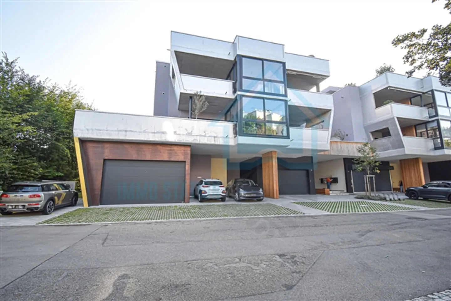 Spazio commerciale lussuoso con architettura e design moderni - Foto 1 di 11