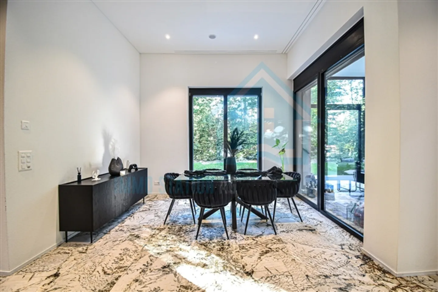 Spazio commerciale lussuoso con architettura e design moderni - Foto 3 di 11