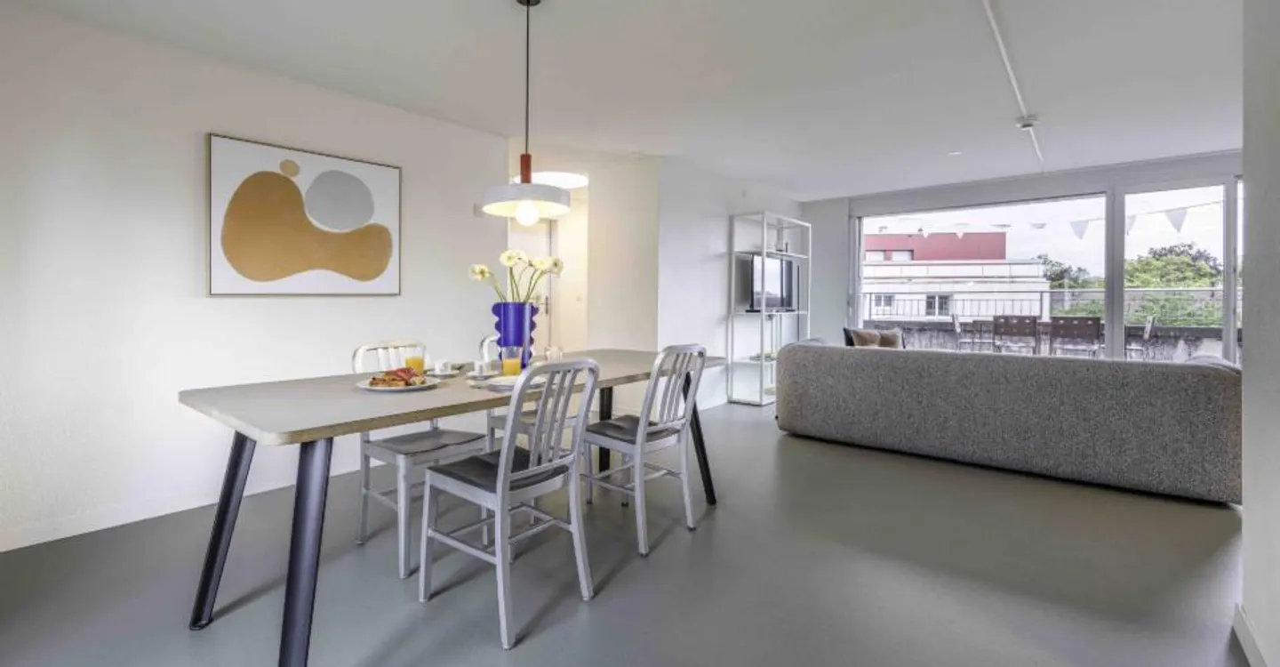 Spacious 3-Bedroom Apartment - Photo 3 of 11
