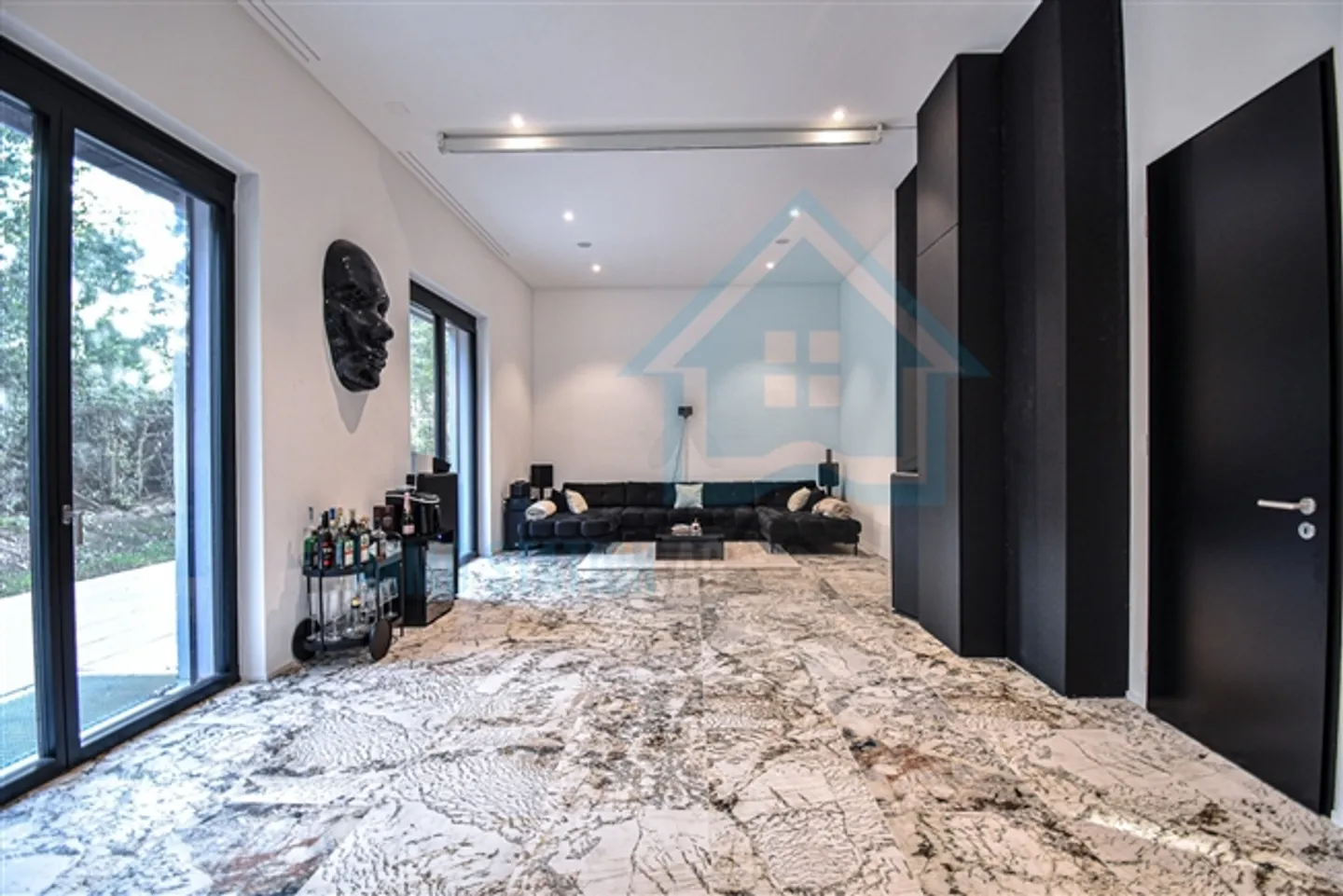 Spazio commerciale lussuoso con architettura e design moderni - Foto 2 di 11