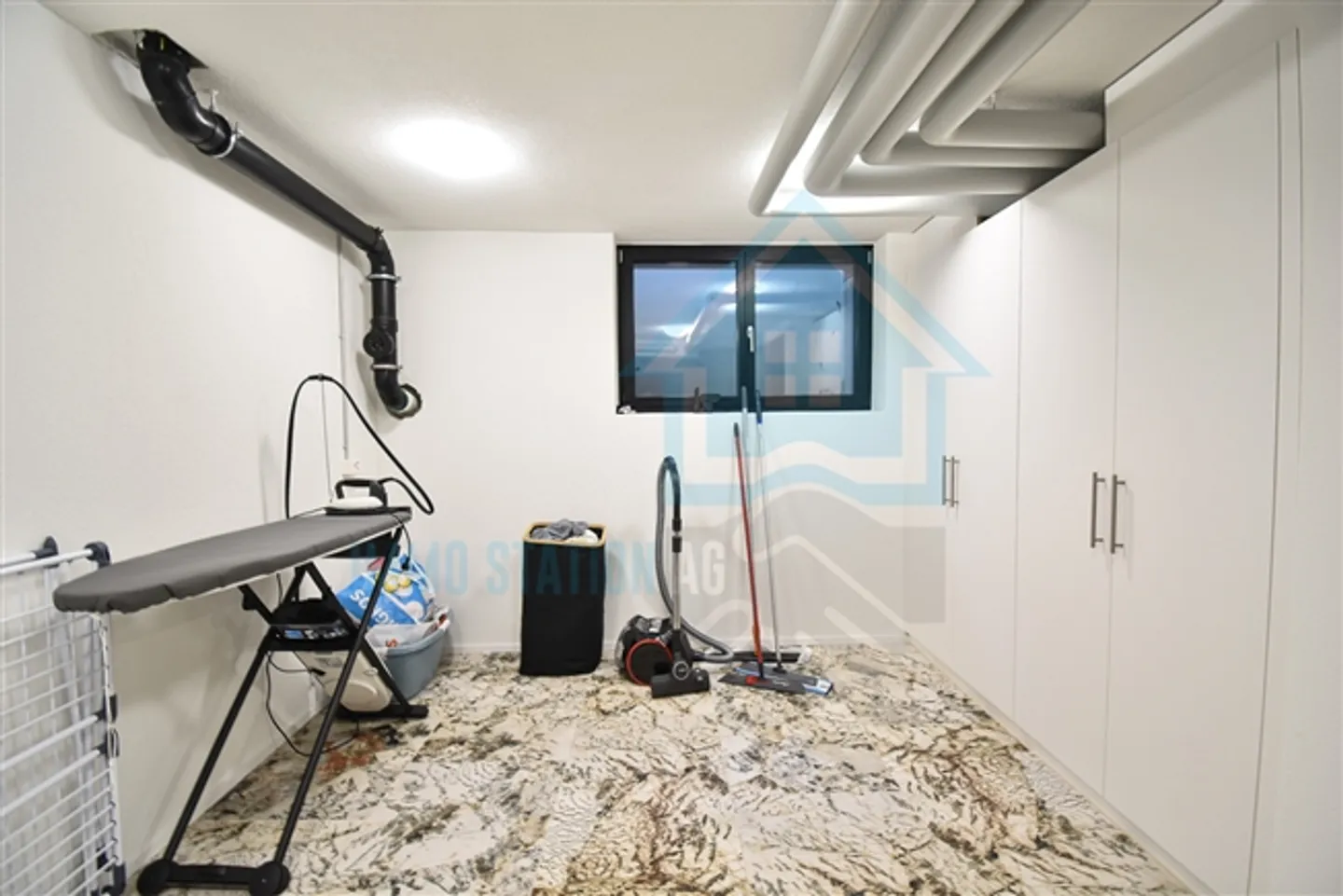 Spazio commerciale lussuoso con architettura e design moderni - Foto 9 di 11