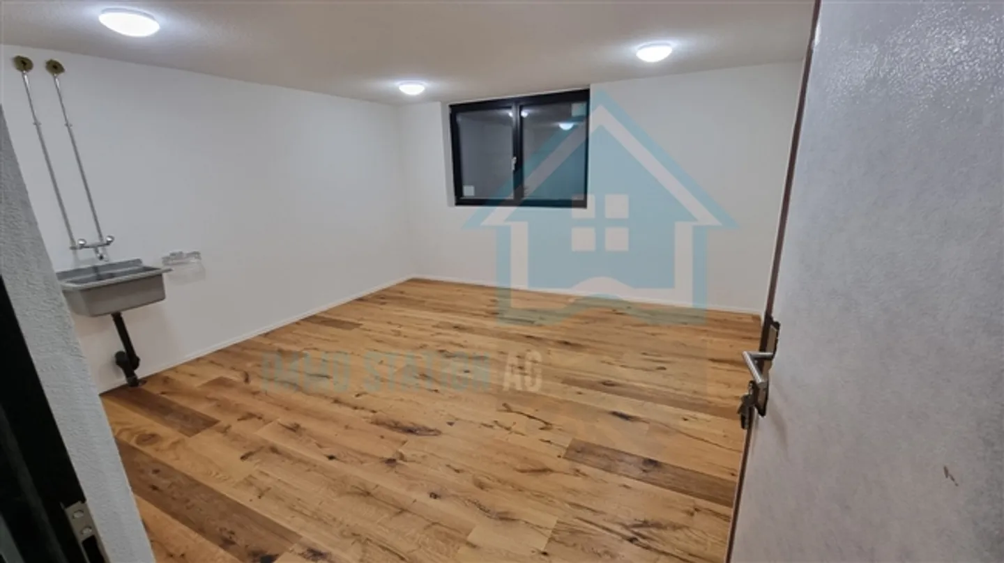 Spazio commerciale lussuoso con architettura e design moderni - Foto 10 di 11