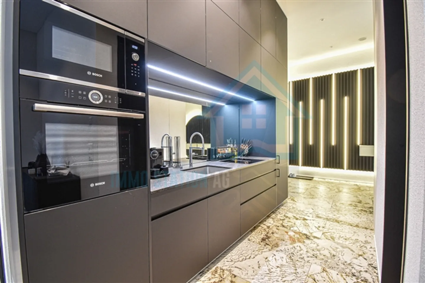 Spazio commerciale lussuoso con architettura e design moderni - Foto 4 di 11