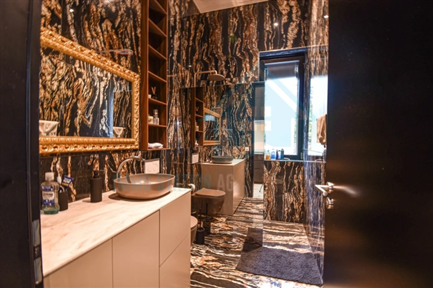 Spazio commerciale lussuoso con architettura e design moderni - Foto 5 di 11