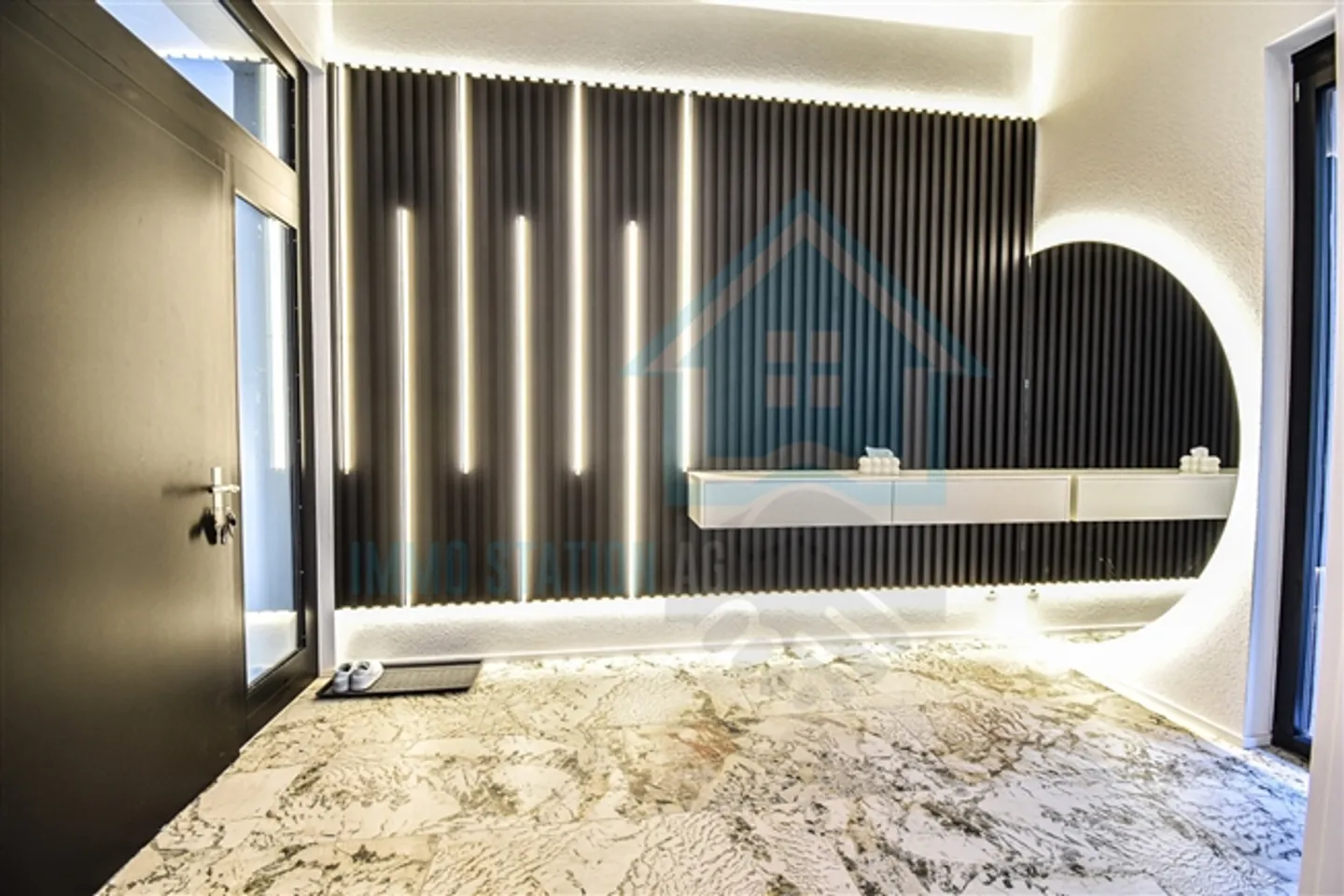 Spazio commerciale lussuoso con architettura e design moderni - Foto 6 di 11