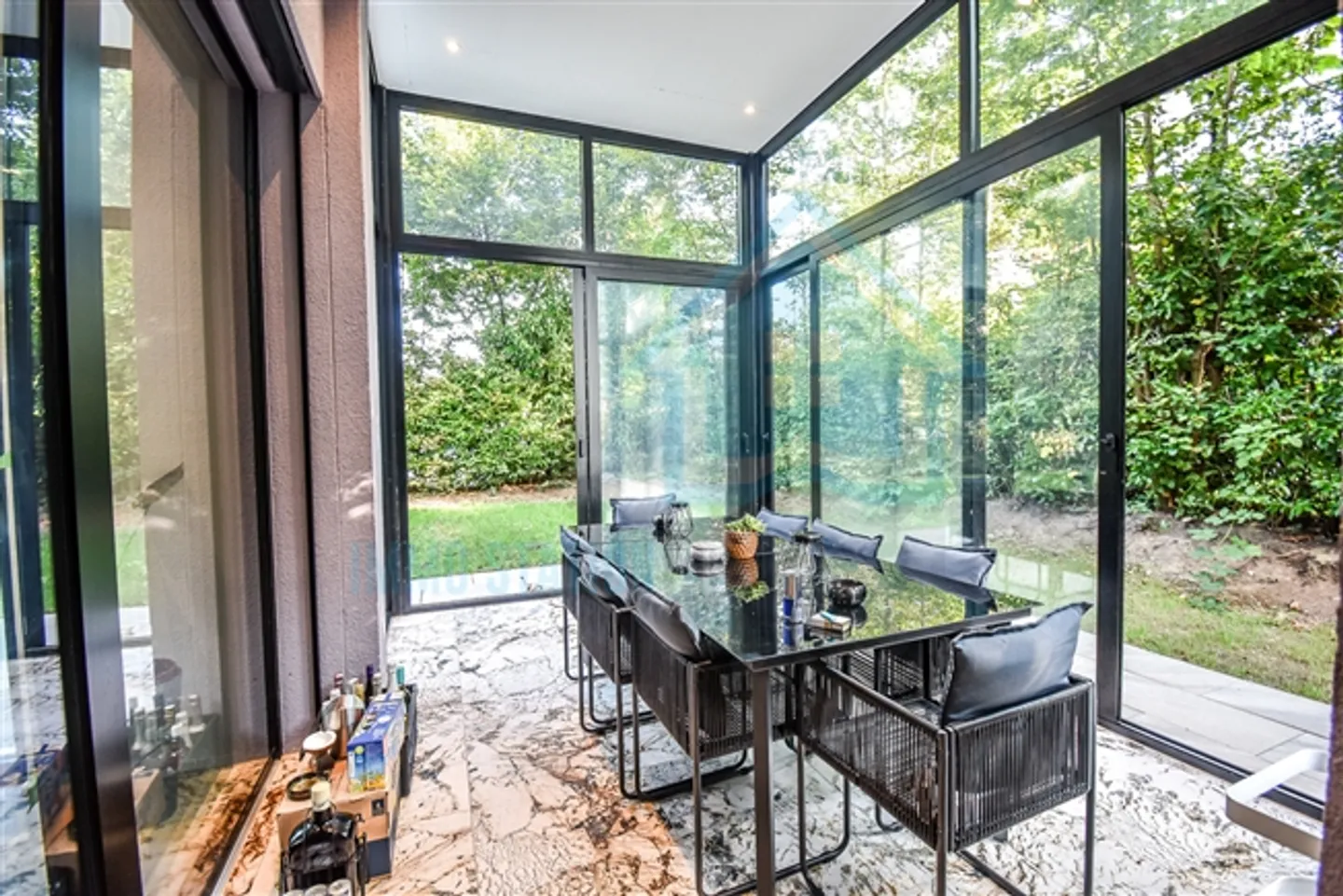 Spazio commerciale lussuoso con architettura e design moderni - Foto 7 di 11