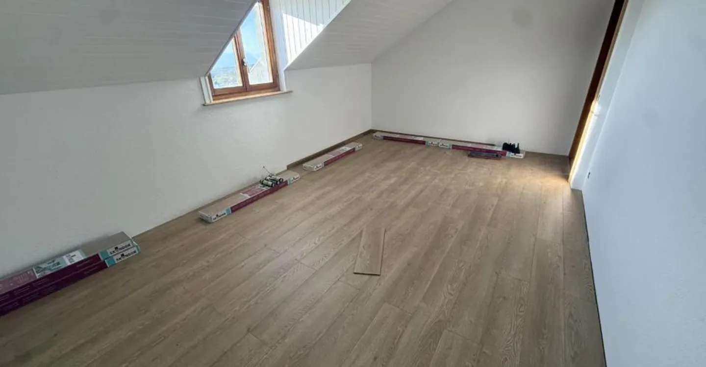 La Coudre: 5,5 renovierte Zimmer mit großer Terrasse und freiem Blick - Foto 3 von 9