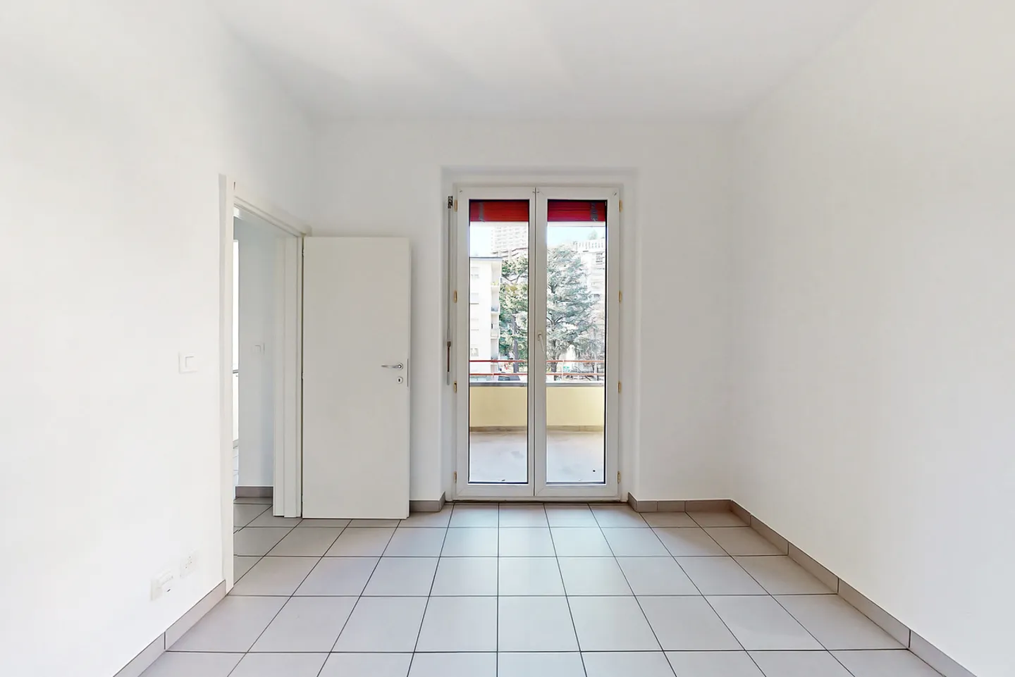Molino Nuovo awaits you: light, tranquility and ideal location - Photo 3 of 11