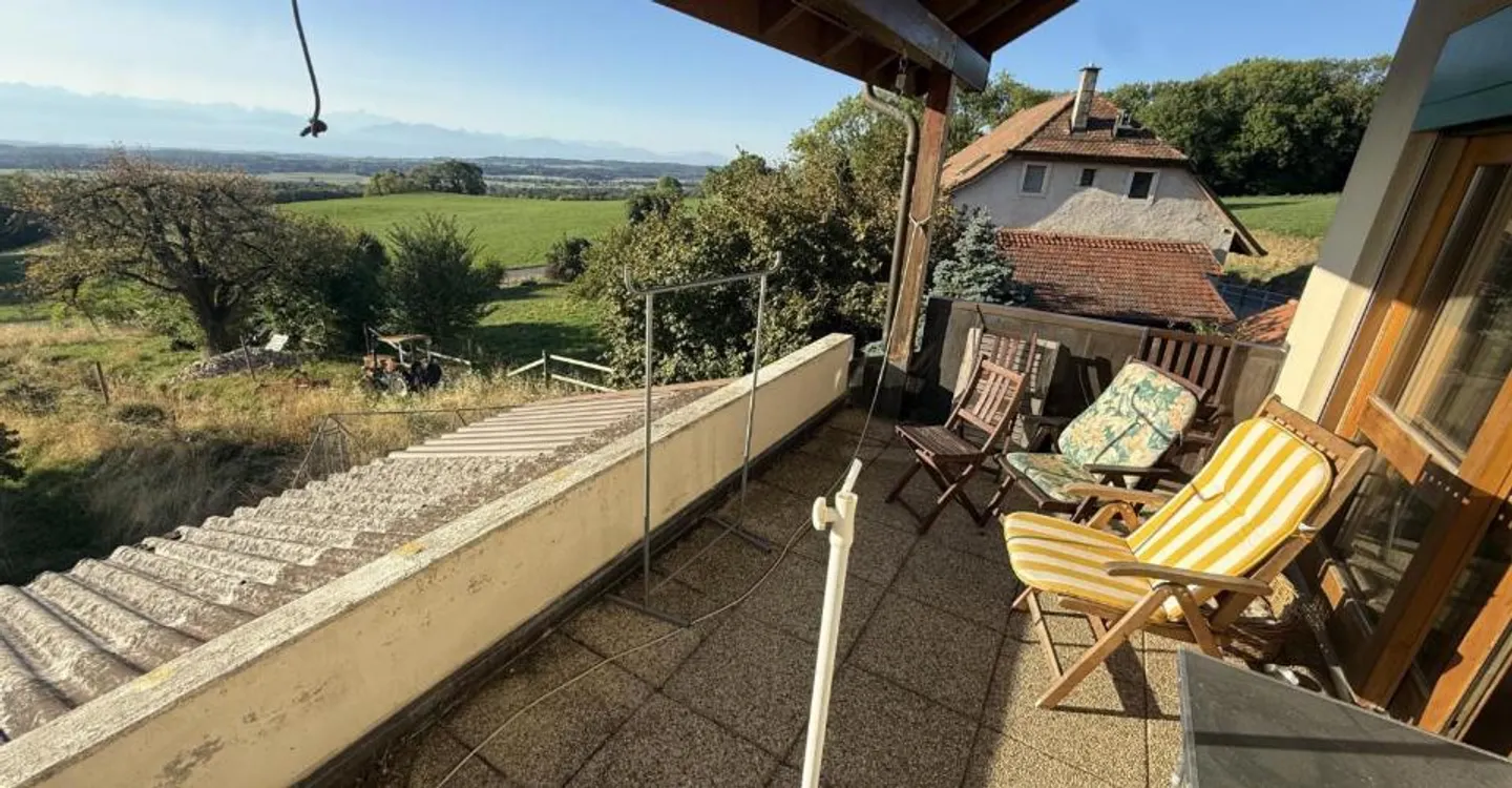La Coudre: 5,5 renovierte Zimmer mit großer Terrasse und freiem Blick - Foto 6 von 9