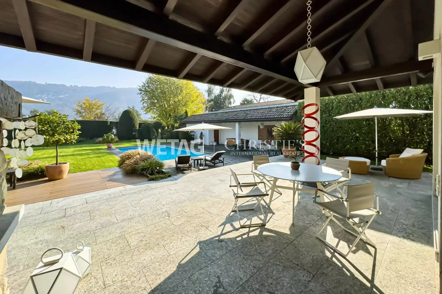 Lugano-Magliaso : Villa élégante avec piscine, entourée de verdure, incluant une dépendance pour les invités - Photo 2 sur 13