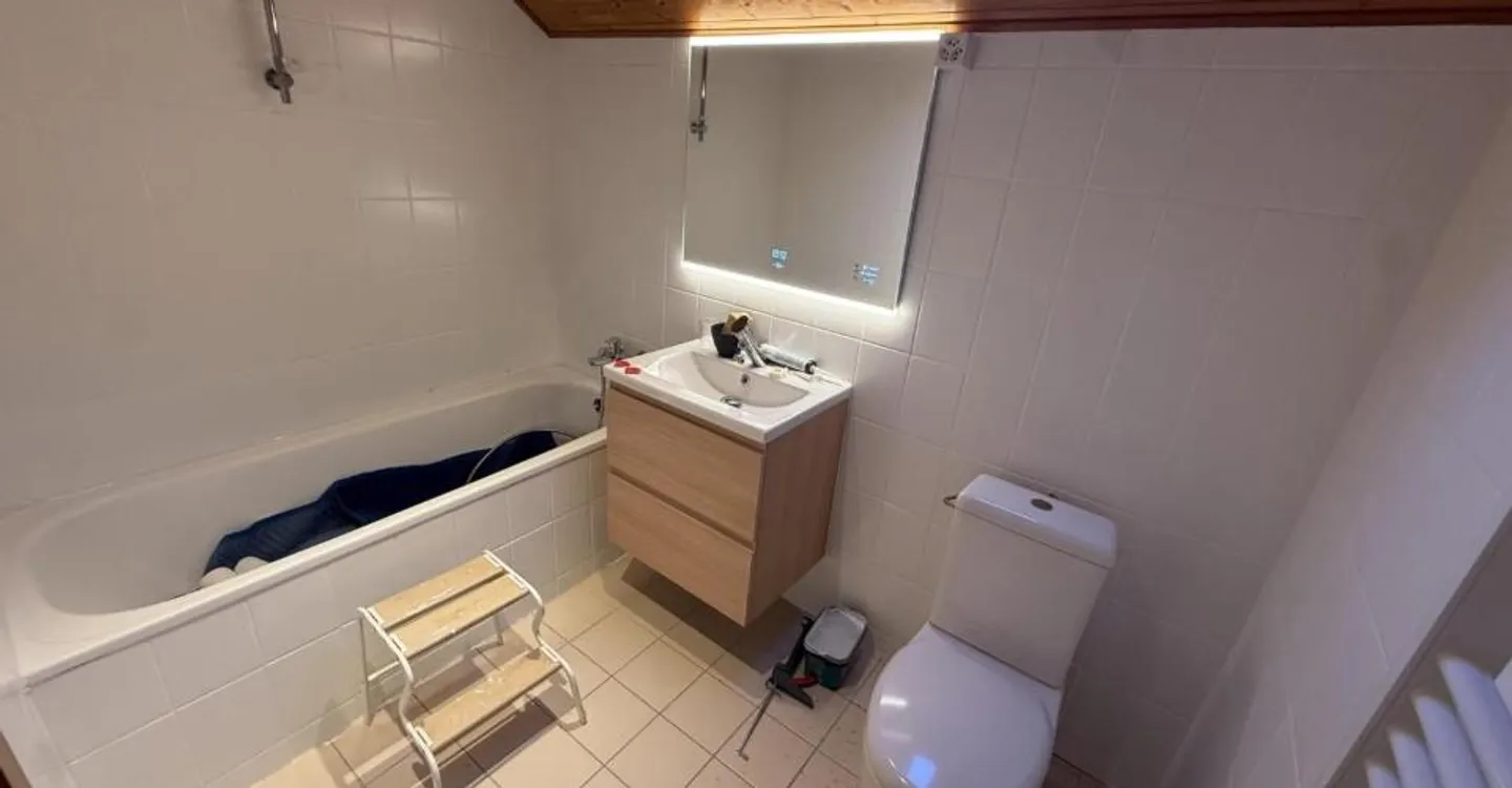 La Coudre: 5,5 renovierte Zimmer mit großer Terrasse und freiem Blick - Foto 7 von 9