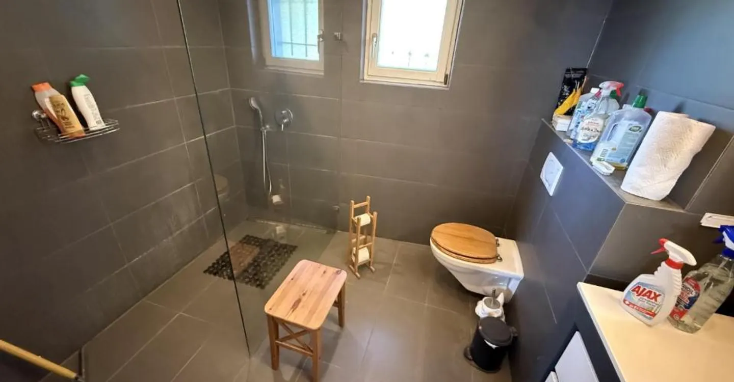 La Coudre: 5,5 renovierte Zimmer mit großer Terrasse und freiem Blick - Foto 5 von 9