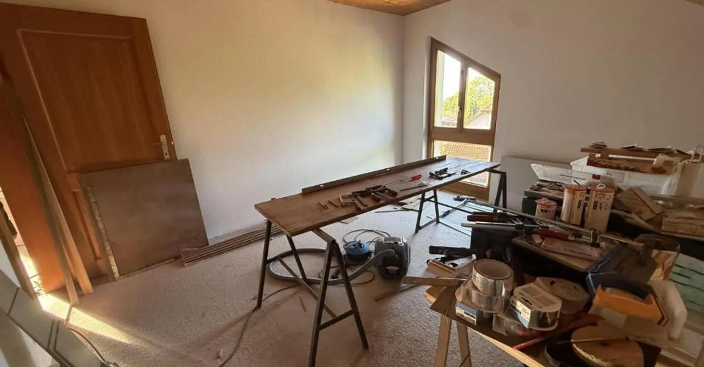 La Coudre: 5,5 renovierte Zimmer mit großer Terrasse und freiem Blick - Foto 8 von 9