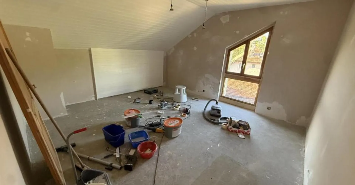 La Coudre: 5,5 renovierte Zimmer mit großer Terrasse und freiem Blick - Foto 9 von 9