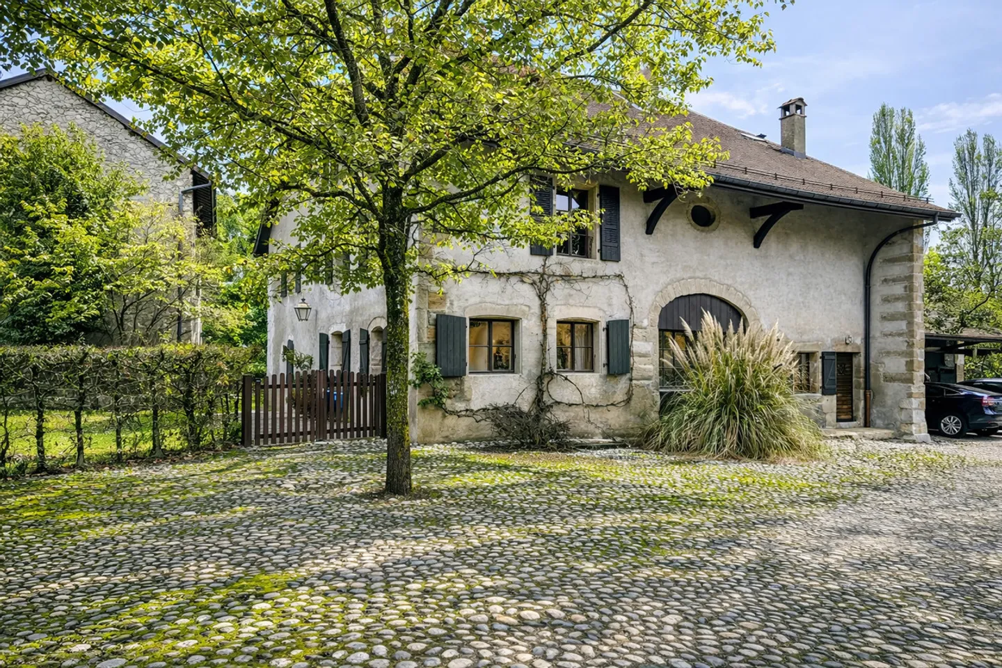 Maison charmante avec jardin bordé d'arbres à Collex - Photo 1 sur 19