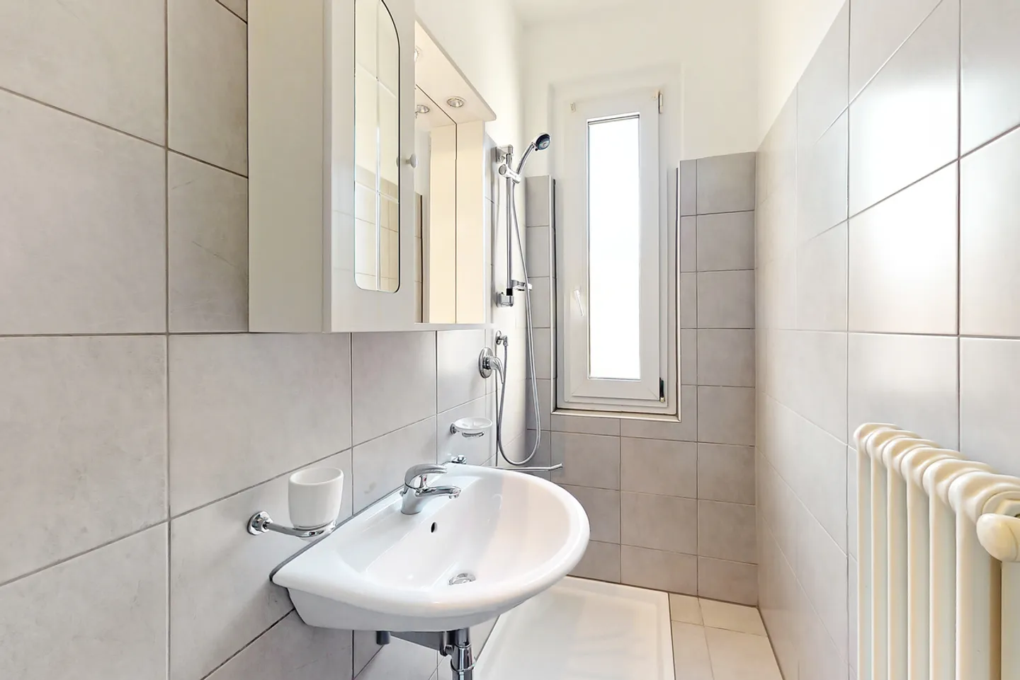 Molino Nuovo awaits you: light, tranquility and ideal location - Photo 8 of 11