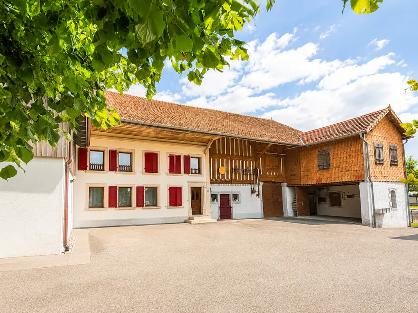 Charakterfarm mit 3 unabhängigen Wohneinheiten auf 2.998 m² Land - Foto 1 von 9