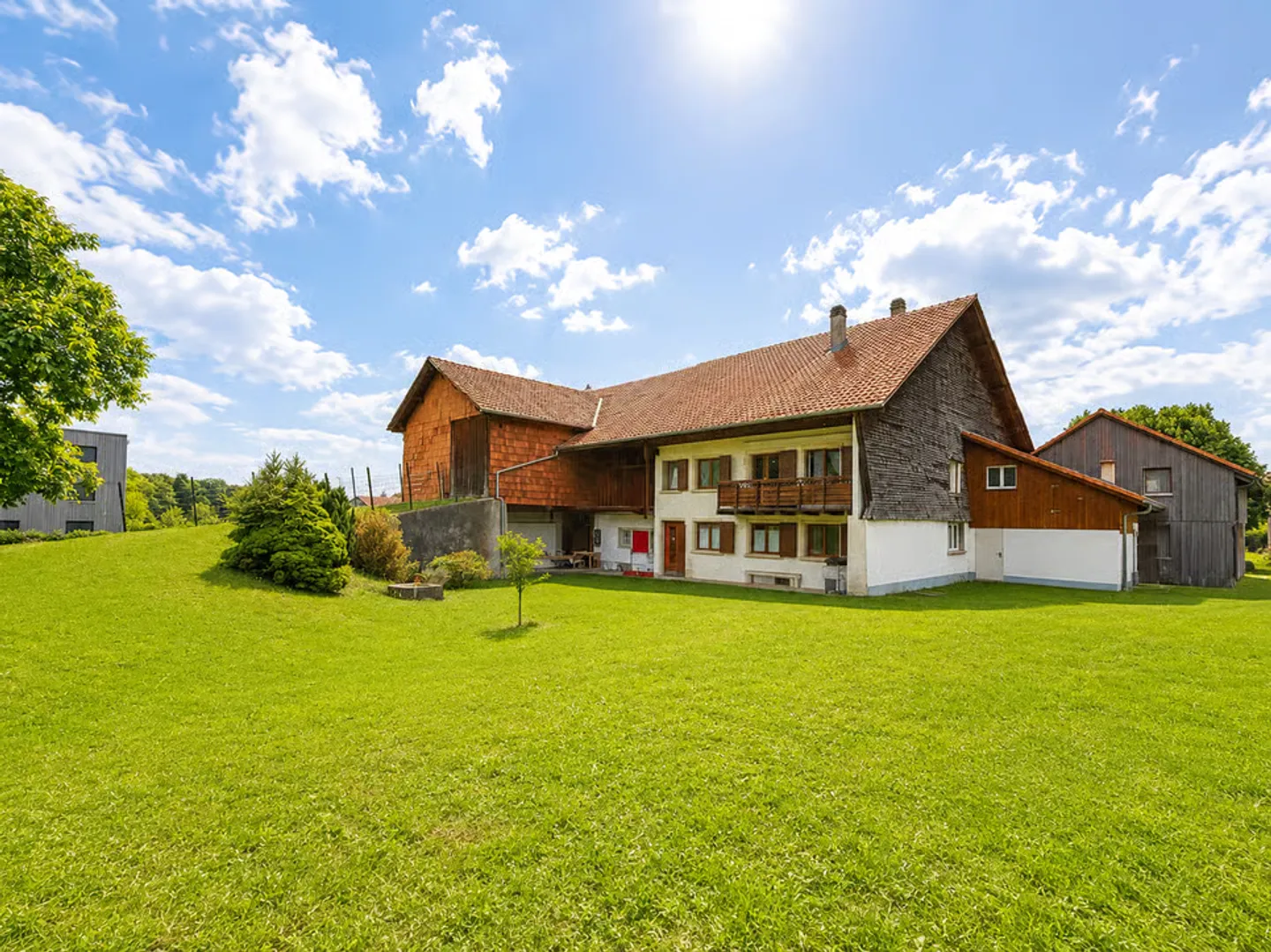 Charakterfarm mit 3 unabhängigen Wohneinheiten auf 2.998 m² Land - Foto 2 von 9