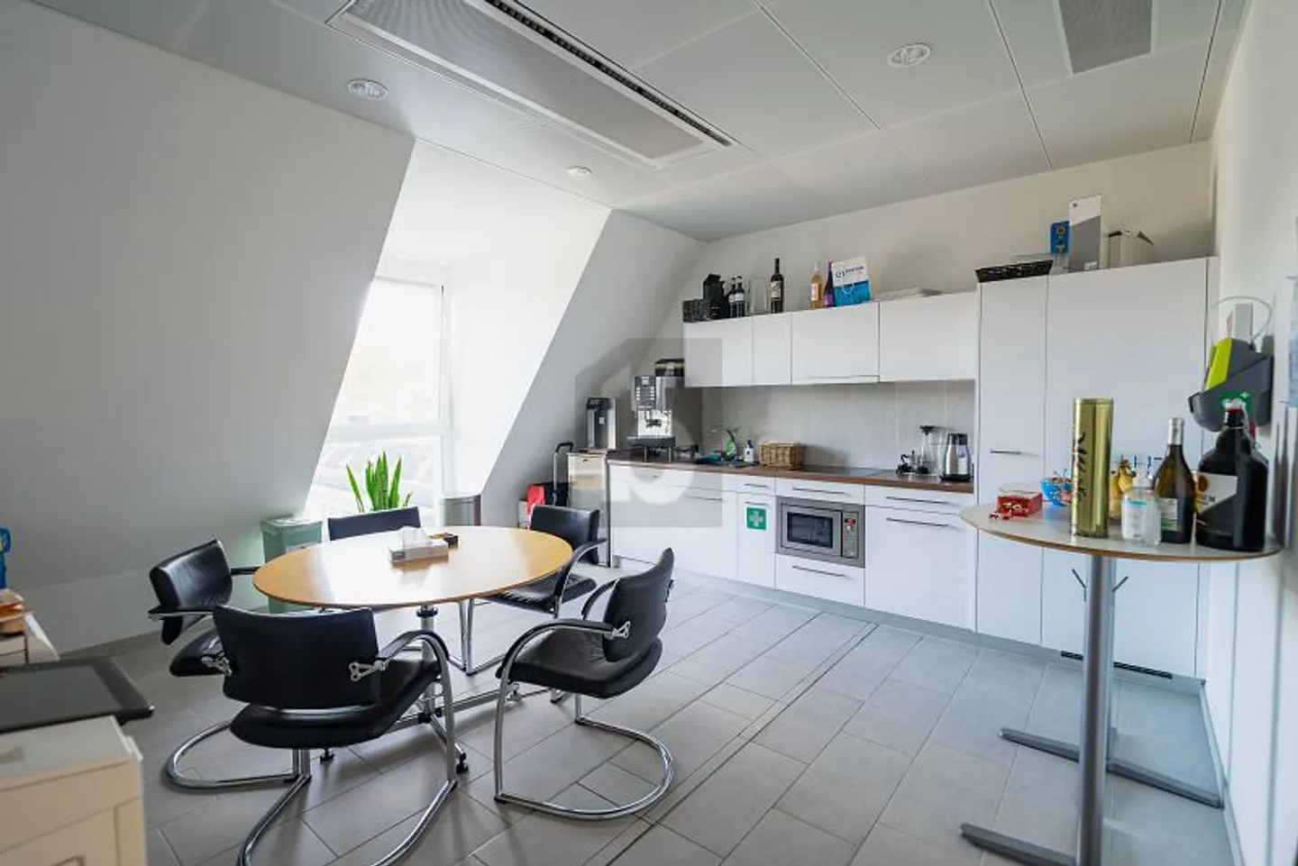 Office space for rent - Photo 5 of 6