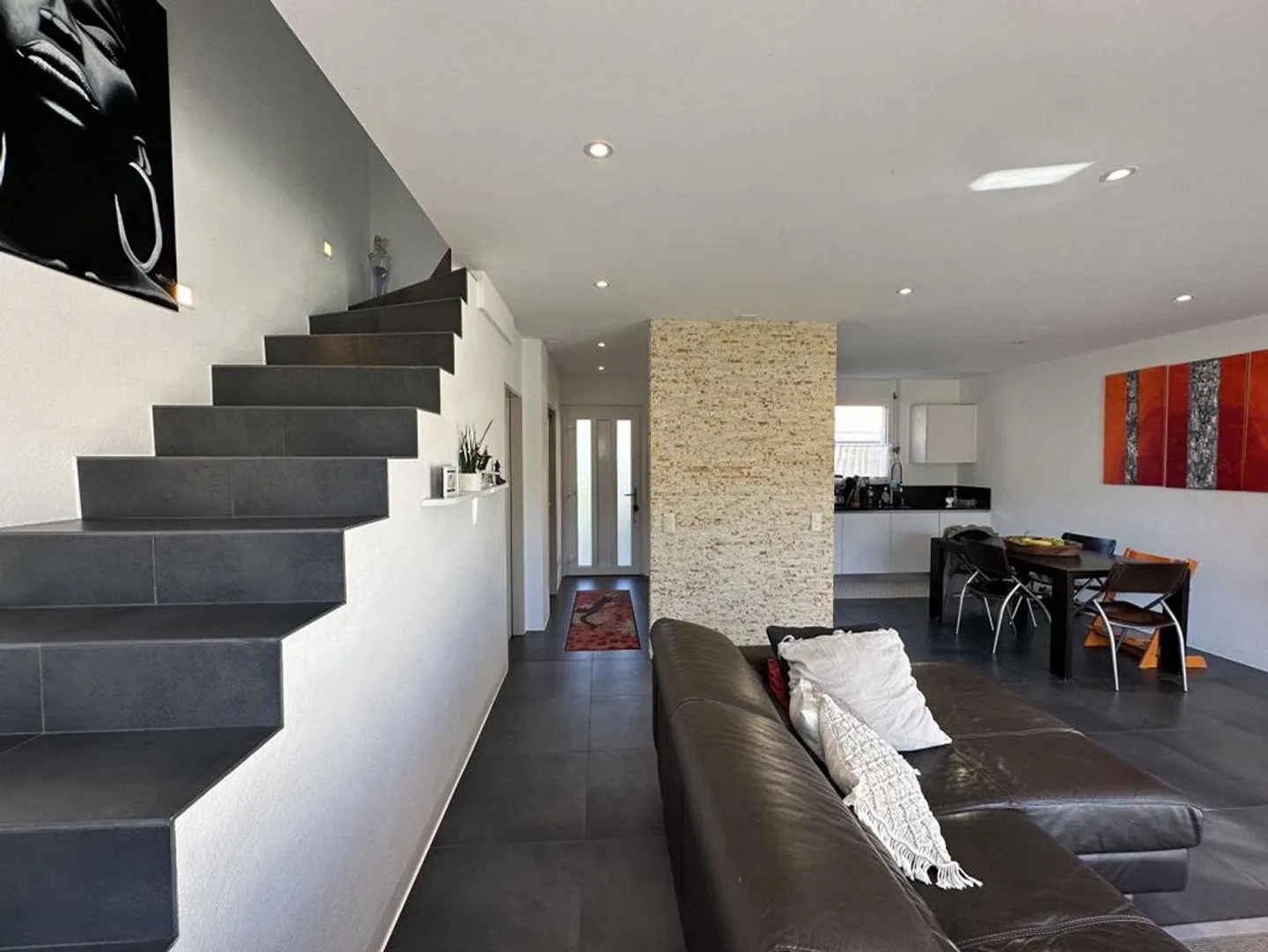 Einfamilienhaus mit 5,5 Zimmern und Garten in zentraler und ruhiger Lage - Foto 1 von 13