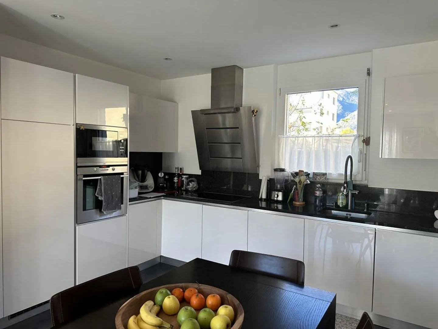 Einfamilienhaus mit 5,5 Zimmern und Garten in zentraler und ruhiger Lage - Foto 2 von 13