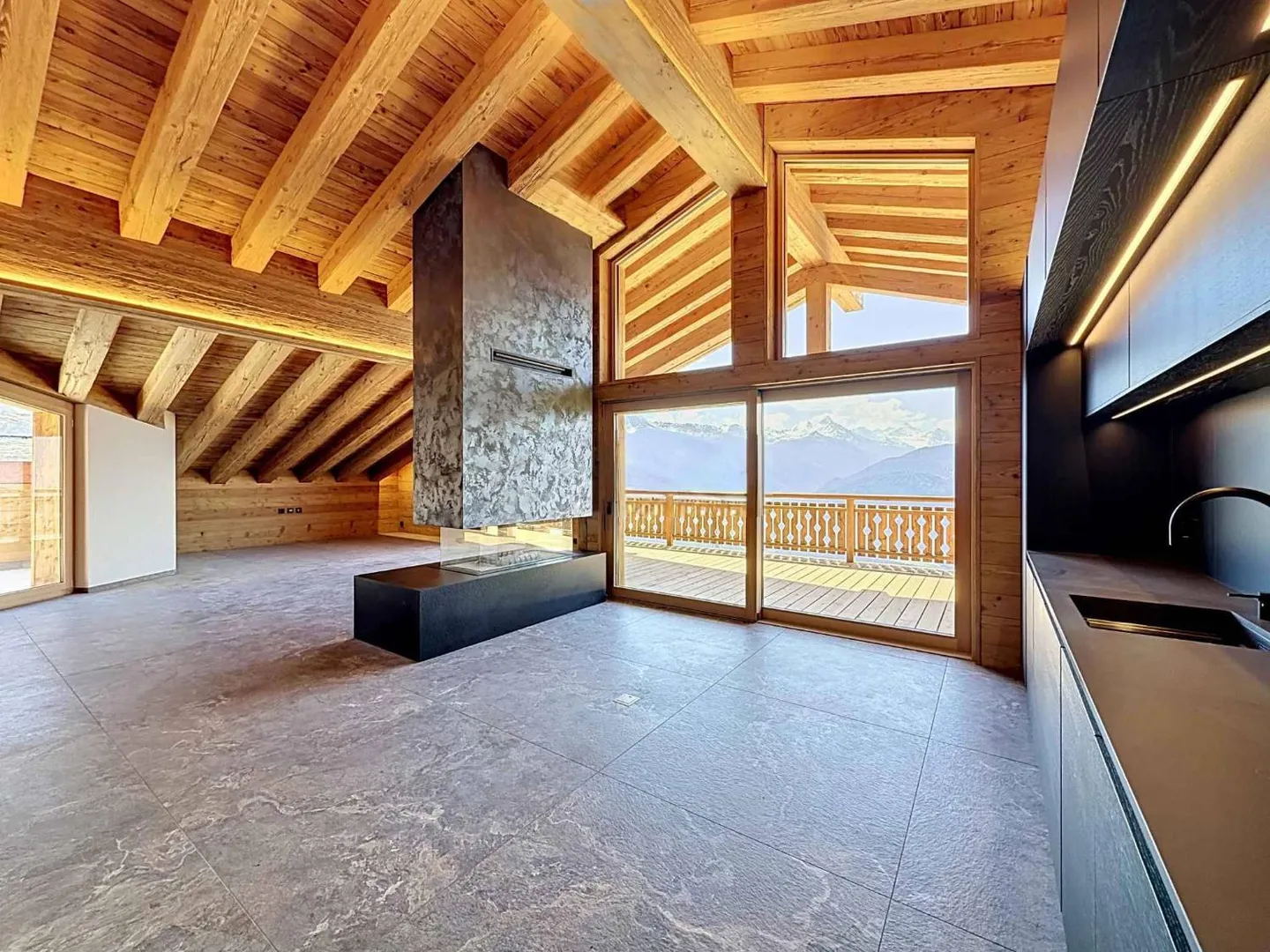 VERY RARE - MAGNIFICENT PENTHOUSE WITH PANORAMIC VIEW - NEW - Photo 2 of 13