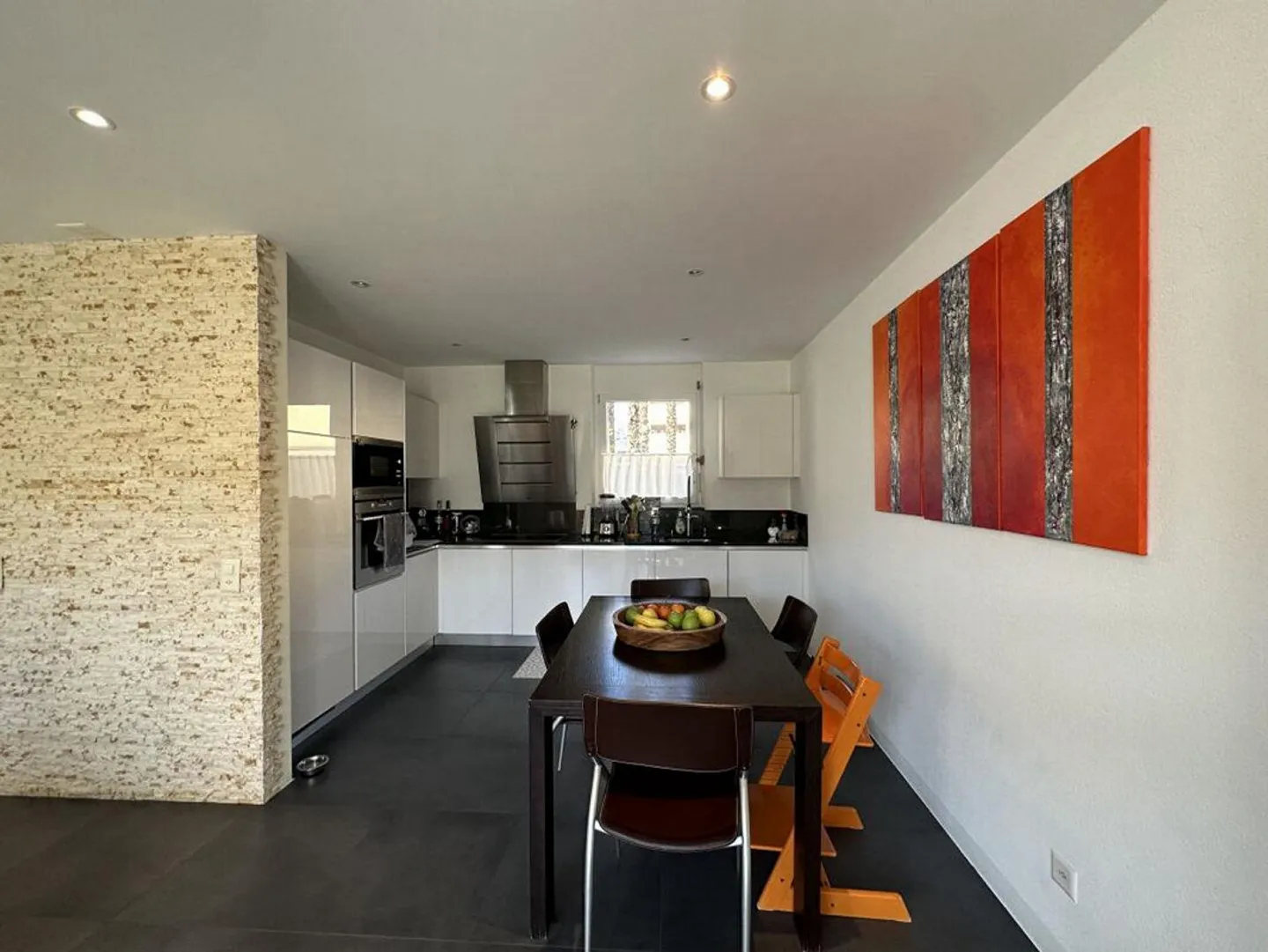 Einfamilienhaus mit 5,5 Zimmern und Garten in zentraler und ruhiger Lage - Foto 4 von 13