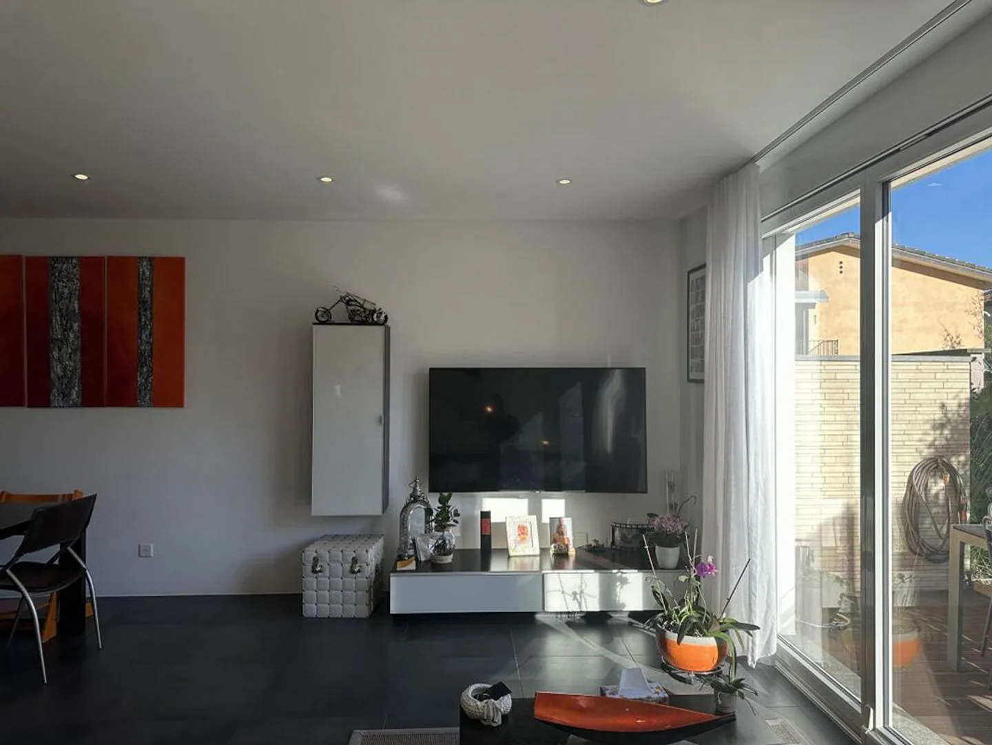Einfamilienhaus mit 5,5 Zimmern und Garten in zentraler und ruhiger Lage - Foto 5 von 13